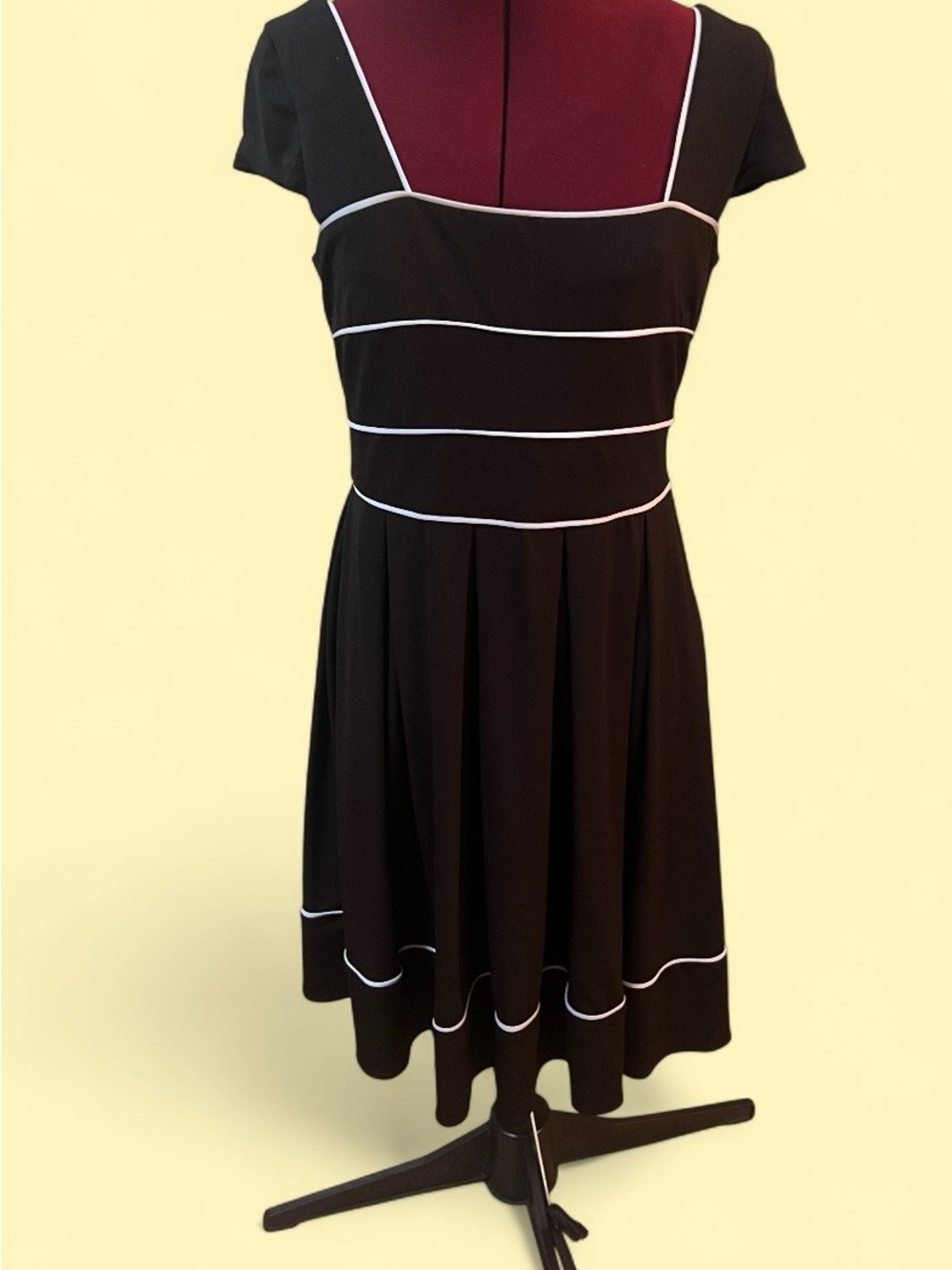 Maggy London LBD black dress white piping with pockets size 10